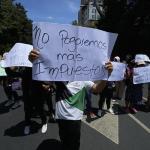 Como parte de una manifestación ante exigencias con la unificación del DPI y el NIT, personas realizan un bloqueo en el acceso a Vista Hermosa.
