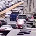 Autoridades de tránsito dieron a conocer la movilidad lenta a la altura del puente el Incienso tras que un hombre se lanzara al precipicio del mismo.