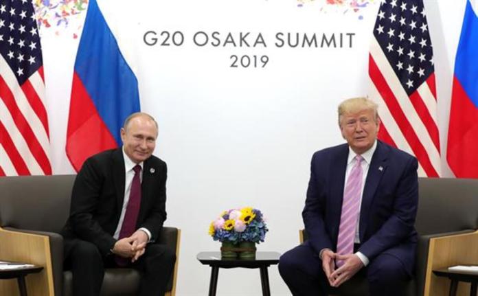 Vladímir Putin y Donald Trump en Osaka en 2019. Foto La Hora: EFE Archivo.