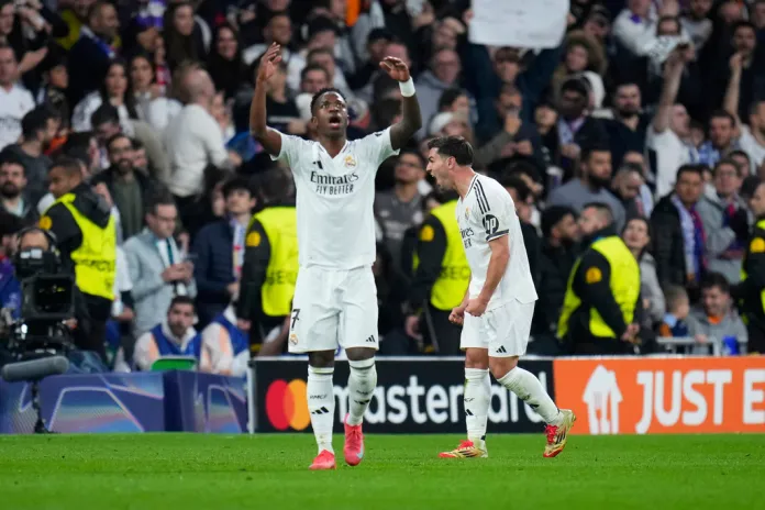 Brahim Díaz, del Real Madrid, a la derecha, celebra tras anotar el segundo gol de su equipo durante el partido de ida de los octavos de final de la Liga de Campeones entre el Real Madrid y el Atlético de Madrid en el estadio Bernabéu en Madrid, España, el martes 4 de marzo de 2025. Foto La Hora: AP