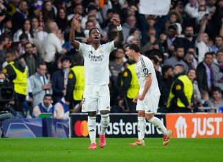 Brahim Díaz, del Real Madrid, a la derecha, celebra tras anotar el segundo gol de su equipo durante el partido de ida de los octavos de final de la Liga de Campeones entre el Real Madrid y el Atlético de Madrid en el estadio Bernabéu en Madrid, España, el martes 4 de marzo de 2025. Foto La Hora: AP