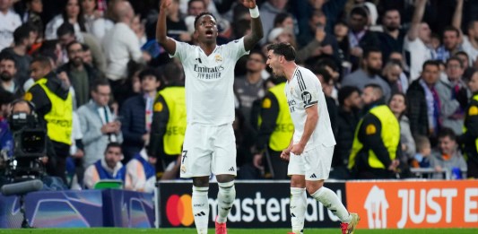 Brahim Díaz, del Real Madrid, a la derecha, celebra tras anotar el segundo gol de su equipo durante el partido de ida de los octavos de final de la Liga de Campeones entre el Real Madrid y el Atlético de Madrid en el estadio Bernabéu en Madrid, España, el martes 4 de marzo de 2025. Foto La Hora: AP