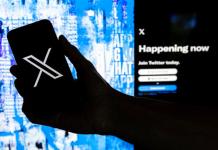 Fotografía de archivo que muestra a un usuario mientras sostiene un teléfono móvil que muestra el logotipo de la página 'X', llamada antes Twitter. Foto La Hora: EFE