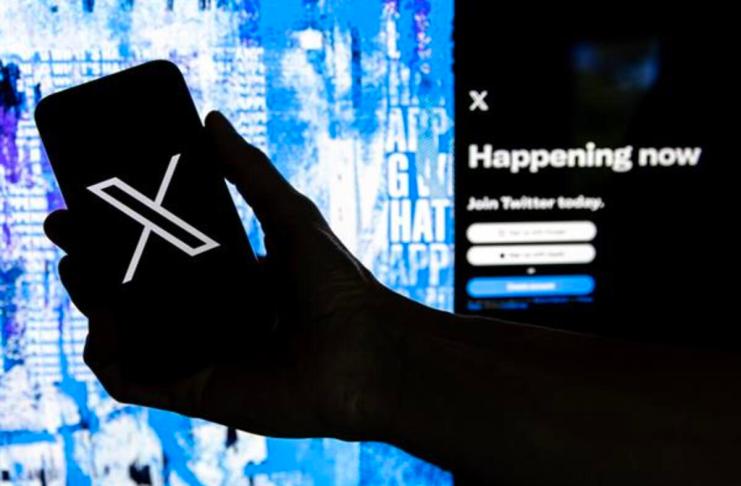 Fotografía de archivo que muestra a un usuario mientras sostiene un teléfono móvil que muestra el logotipo de la página 'X', llamada antes Twitter. Foto La Hora: EFE