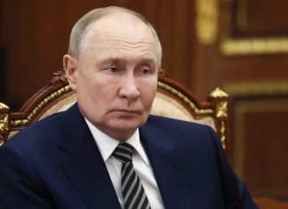 El presidente ruso, Vladímir Putin, conversa con el gobernador de la región de Arkhangelsk, Alexander Tsybulsky, durante su reunión en el Kremlin, en Moscú, Rusia, el martes 11 de marzo de 2025. Foto La Hora: AP