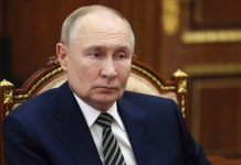 «Arreglo pacífico duradero»: Kremlin asegura que Rusia no desea una tregua provisional El presidente ruso, Vladímir Putin, conversa con el gobernador de la región de Arkhangelsk, Alexander Tsybulsky, durante su reunión en el Kremlin, en Moscú, Rusia, el martes 11 de marzo de 2025. Foto La Hora: AP