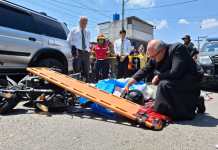 Sacerdote se arrodilla en plegaria por adolescentes víctimas de accidente en motocicleta Bomberos Municipales dio a conocer el fallecimiento de dos menores tras colisionar contra un vehículo de transporte pesado en la zona 3.