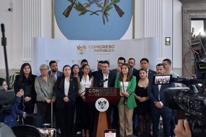El bloque de diputados oficialistas, se pronunciaron acerca del aumento salarial en el Congreso de la República, indicando que estos "tomarán acciones".