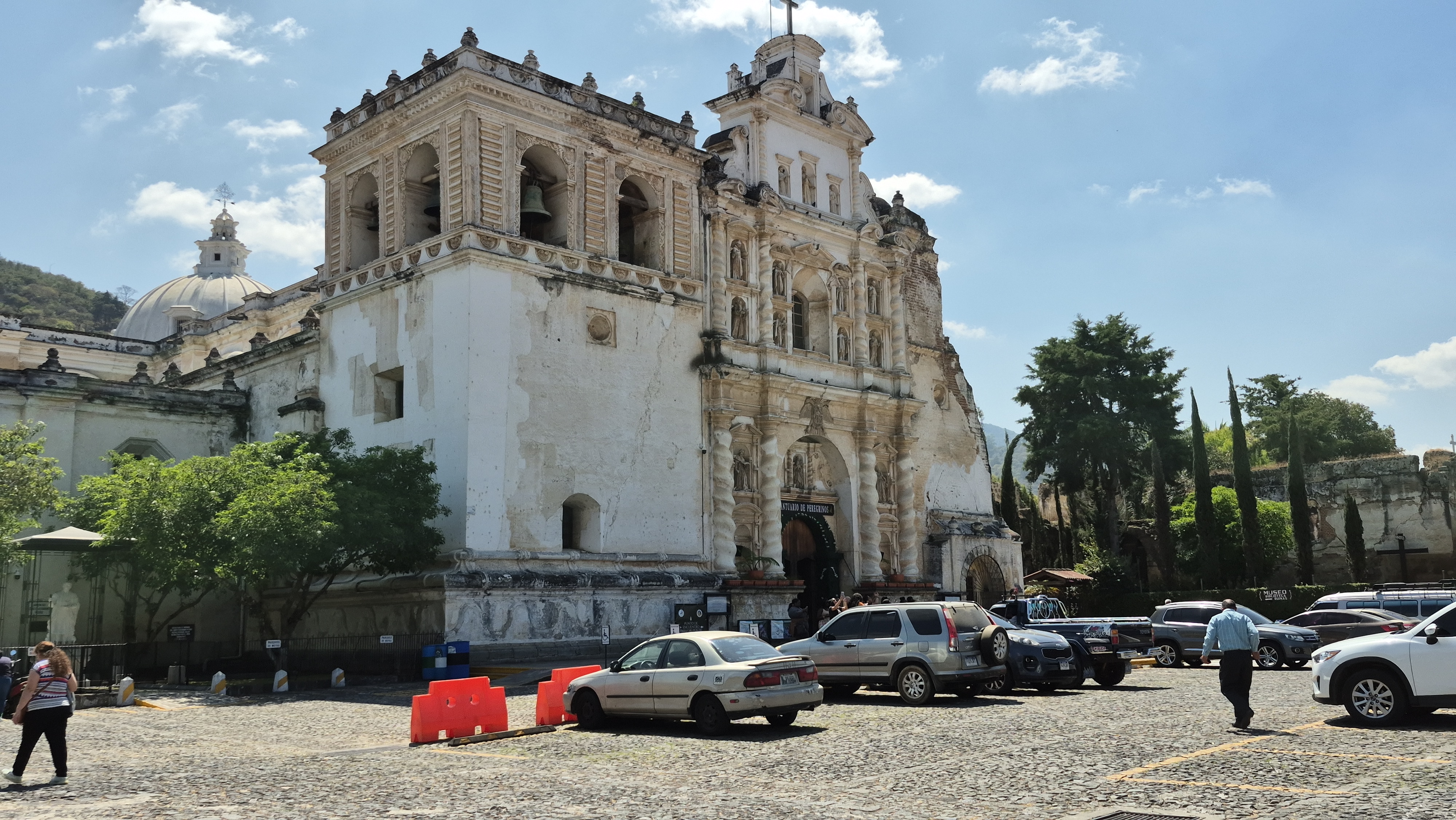 En el templo de San Francisco El Grande se guardan los restos mortales del Santo Hermano Pedro, donde acuden cientos de fieles devotos para agradecer por un milagro o pedir uno.