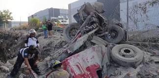 Se reportan complicaciones en el tránsito enl a ruta al pacífico a causa de un accidente de traíler