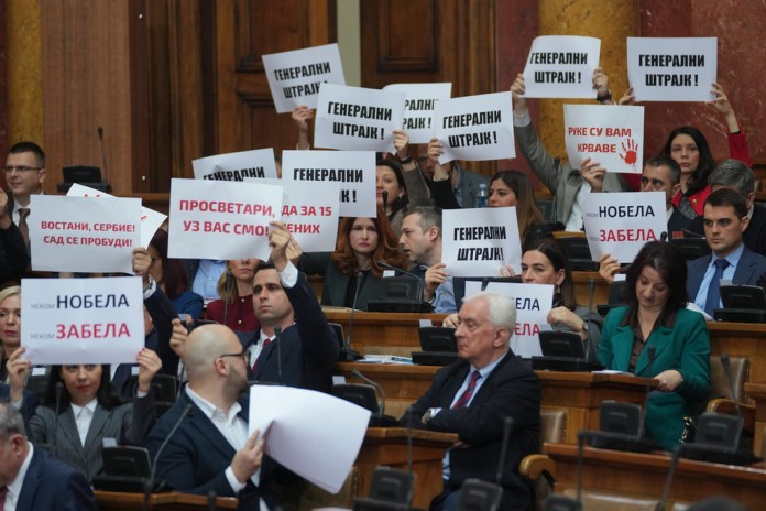 Legisladores de la oposición muestran carteles con la frase "¡Huelga general!" durante una sesión parlamentaria en Belgrado, Serbia, el 4 de marzo de 2025. Foto La Hora: AP