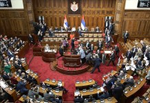 En esta imagen tomada de un video proporcionado por RTS Serbia, los legisladores se pelean en el parlamento, en Belgrado, Serbia, el martes 4 de marzo de 2025. Foto La Hora: AP