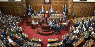 En esta imagen tomada de un video proporcionado por RTS Serbia, los legisladores se pelean en el parlamento, en Belgrado, Serbia, el martes 4 de marzo de 2025. Foto La Hora: AP