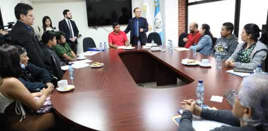 Familiares de las víctimas y sobrevivientes de la tragedia en la zona 6 capitalina asisten al Congreso de la República para realizar proceso de apoyo económico. Foto La Hora / Congreso de la República