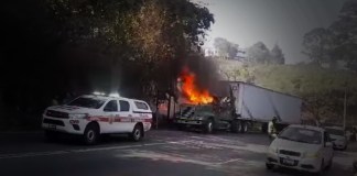 Tráiler se incendia en carretera a El Salvador