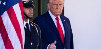 La llamada entre Donald Trump y su homólogo ruso, Vladímir Putin, "va bien" y que después de más de una hora "sigue en curso". Foto La Hora: EFE.