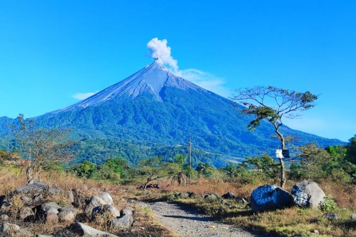 INSIVUMEH ha indicado que el Volcán de fuego ha vuelto a su estado base y prevé la caída de ceniza por fuertes vientos en el sector.