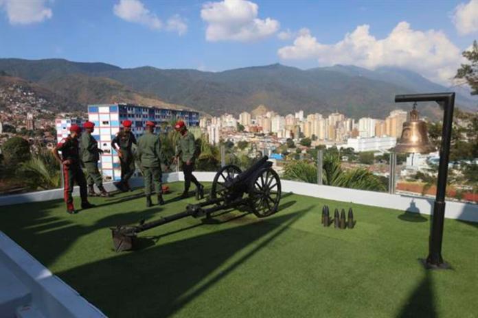 Militares venezolanos desmantelaron un campamento logístico vinculado al narcotráfico en el que incautaron dos avionetas en el estado Apure. Foto La Hora: EFE Archivo