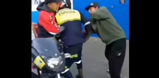 Video: Dos hombres agreden a un agente de EMIXTRA en colonia La Brigada, Muni Mixco acciona