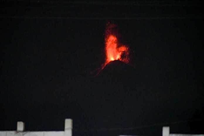 Autoridades declararon alerta naranja debido al incremento efusivo del Volcán de Fuego. Foto La Hora: Sergio Osegueda.