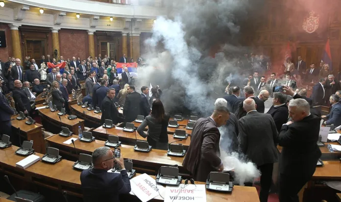 En esta imagen tomada de un video proporcionado por RTS Serbia, se lanzan bombas de humo y bengalas en el parlamento, en Belgrado, Serbia, el martes 4 de marzo de 2025. Foto La Hora: AP