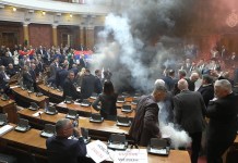 Serbia: Legisladores heridos tras lanzamiento de bengalas en el parlamento En esta imagen tomada de un video proporcionado por RTS Serbia, se lanzan bombas de humo y bengalas en el parlamento, en Belgrado, Serbia, el martes 4 de marzo de 2025. Foto La Hora: AP