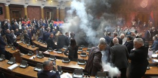 En esta imagen tomada de un video proporcionado por RTS Serbia, se lanzan bombas de humo y bengalas en el parlamento, en Belgrado, Serbia, el martes 4 de marzo de 2025. Foto La Hora: AP