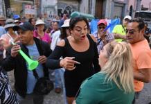 Video: Exigen que hermana de Aldo Dávila se retire de manifestación contra aumento salarial a diputados Hermana de Aldo Dávila fue retirada de manifestación. Foto: Fabricio Alonzo /La Hora