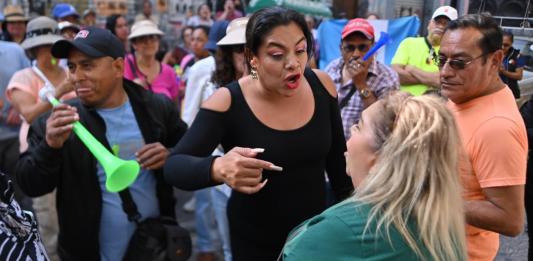 Hermana de Aldo Dávila fue retirada de manifestación. Foto: Fabricio Alonzo /La Hora