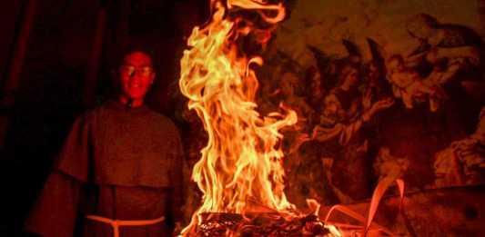 Los ramos del Domingo de Ramos anterior pasan por el fuego para obtener la ceniza. Foto La Hora: Sergio Osegueda