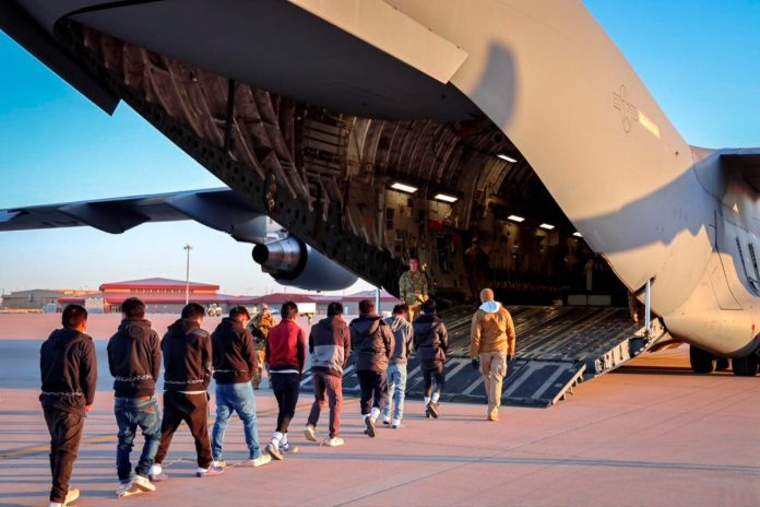 Migrantes abordando un avión militar para ser enviados a su país. Foto La Hora: EFE