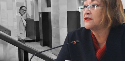 Jueza Abelina Cruz y al fondo la fiscal Sofía Castillo. Arte: Alejandro Ramírez