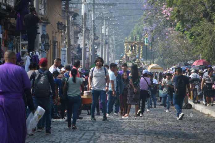 Ventas ambulantes en Antigua Guatemala deben pagar Q300 para obtener permiso. Foto La Hora: Sergio Osegueda