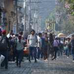 Ventas ambulantes en Antigua Guatemala deben pagar Q300 para obtener permiso. Foto La Hora: Sergio Osegueda