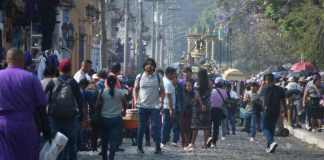 Ventas ambulantes en Antigua Guatemala deben pagar Q300 para obtener permiso. Foto La Hora: Sergio Osegueda