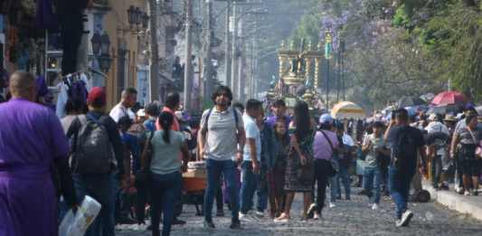 Ventas ambulantes en Antigua Guatemala deben pagar Q300 para obtener permiso. Foto La Hora: Sergio Osegueda