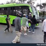 Momento en que manifestantes agredían la unidad de Transmetro, frente a la colonia La Bethania. Foto La Hora: Captura de pantalla