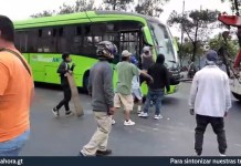 VIDEO: Manifestantes desisten de vandalizar por completo unidad del Transmetro Momento en que manifestantes agredían la unidad de Transmetro, frente a la colonia La Bethania. Foto La Hora: Captura de pantalla