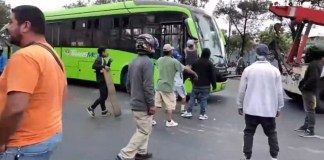 Momento en que manifestantes agredían la unidad de Transmetro, frente a la colonia La Bethania. Foto La Hora: Captura de pantalla