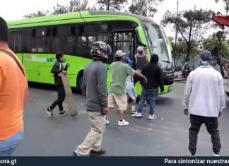 Momento en que manifestantes agredían la unidad de Transmetro, frente a la colonia La Bethania. Foto La Hora: Captura de pantalla