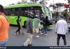 Momento en que manifestantes agredían la unidad de Transmetro, frente a la colonia La Bethania. Foto La Hora: Captura de pantalla