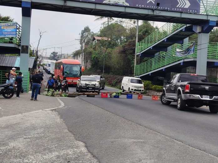 Bloqueo kilómetro 85 de la RN14.