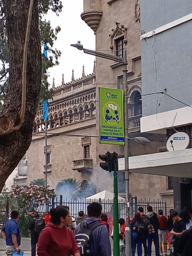 Encapuchados frente al Mingob. Créditos cortesía