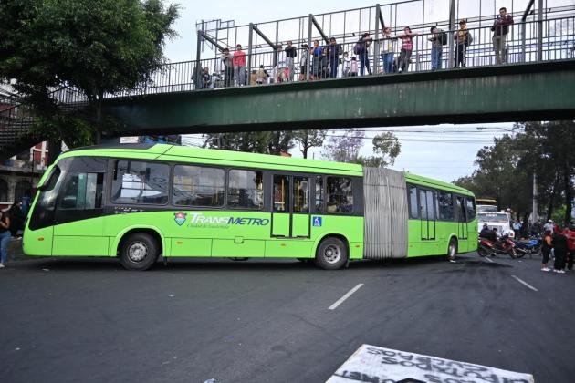 El bloqueo frente a la colonia La Bethania, en la zona 7 de la capital, continúa afectando con circulación vial con dirección al sur y norte de la Ciudad. Foto La Hora: Fabricio Alonzo.