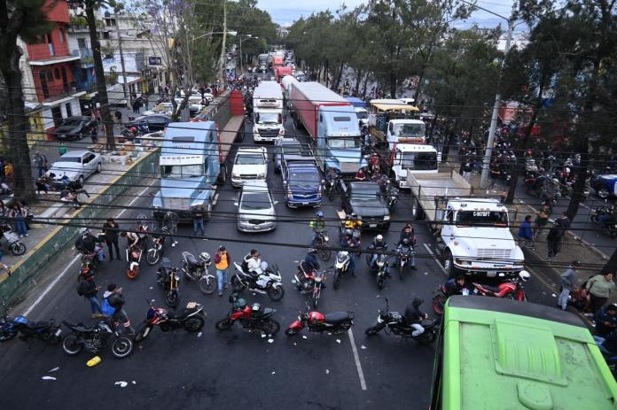 El bloqueo frente a la colonia La Bethania, en la zona 7 de la capital, continúa afectando con circulación vial con dirección al sur y norte de la Ciudad. Foto La Hora: Fabricio Alonzo.