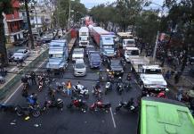 El bloqueo frente a la colonia La Bethania, en la zona 7 de la capital, continúa afectando con circulación vial con dirección al sur y norte de la Ciudad. Foto La Hora: Fabricio Alonzo.
