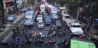El bloqueo frente a la colonia La Bethania, en la zona 7 de la capital, continúa afectando con circulación vial con dirección al sur y norte de la Ciudad. Foto La Hora: Fabricio Alonzo.