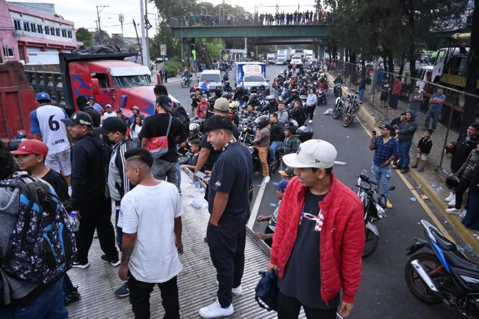 El bloqueo frente a la colonia La Bethania, en la zona 7 de la capital, continúa afectando con circulación vial con dirección al sur y norte de la Ciudad. Foto La Hora: Fabricio Alonzo.