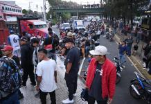 El bloqueo frente a la colonia La Bethania, en la zona 7 de la capital, continúa afectando con circulación vial con dirección al sur y norte de la Ciudad. Foto La Hora: Fabricio Alonzo.