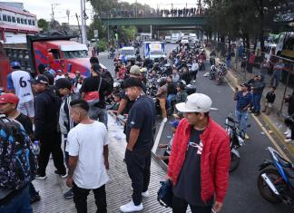 El bloqueo frente a la colonia La Bethania, en la zona 7 de la capital, continúa afectando con circulación vial con dirección al sur y norte de la Ciudad. Foto La Hora: Fabricio Alonzo.